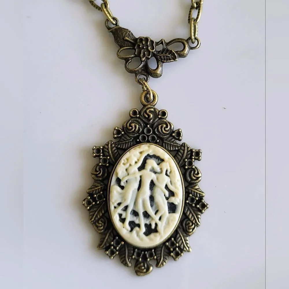 Vintage Style Fairy Cameo Necklace – Antique Gold Tone Chain, 20